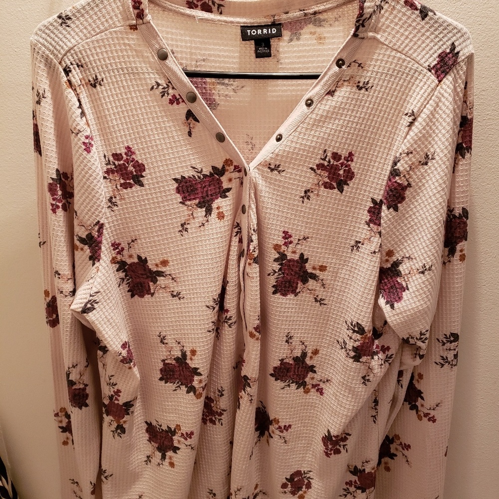 Torrid Size 3 Floral Henley